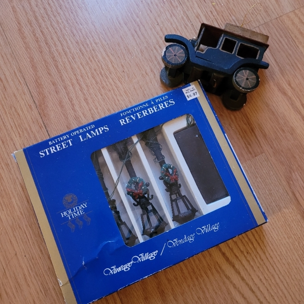 NEW VINTAGE Holiday Time Street Lamps & Wooden Car